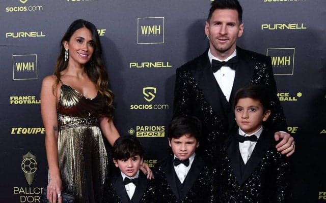 羨ましい…ビキニで夏を満喫！ メッシと妻のロクソさんは故郷のロサリオでプールを楽しむ