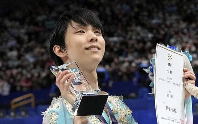 羽生結弦が控えめに…全日本の豪華メンバー集合写真に反響「一瞬ユヅわからなかった」