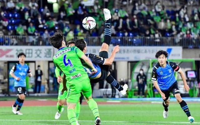 村井満チェアマンがJ1川崎の試合をピッチで撮影！【21年J 取材記者が目撃した衝撃事件(2)】