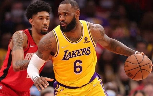 キャリア初のセンター起用でトリプルダブルをマークしたレブロン「いつだって俺は…」