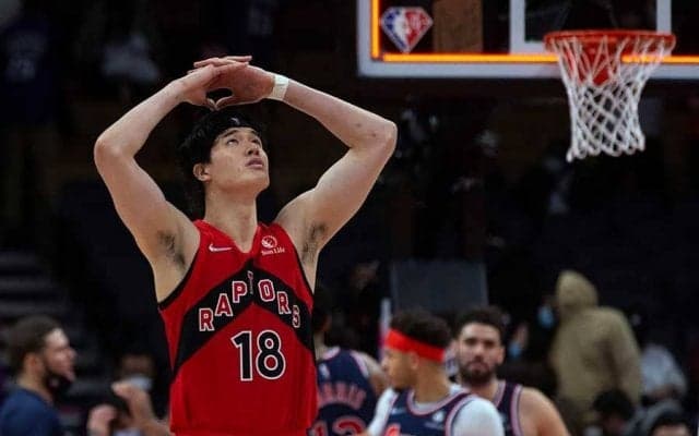 【NBA】「胸が熱くなる」渡邊雄太のプレー　213cmスター選手に負けた“ボール叩きつけ”に共感