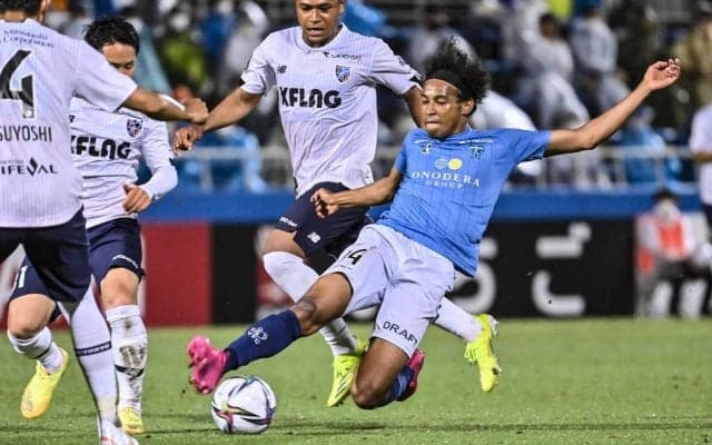 J1が開催された横浜のピッチが「キノコ」だらけ！「梅雨の珍事」【2021年J 取材記者が目撃した衝撃事件(3)】