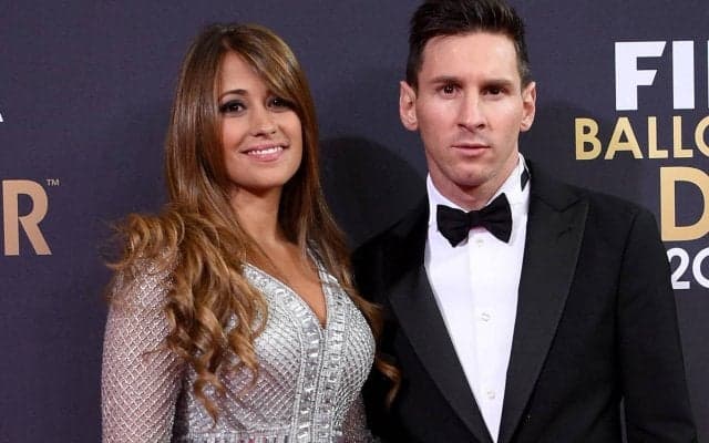 メッシ・オン・ザ・ステージ! バンドに合わせ壇上で妻・ロクソさんとダンス