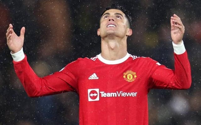 あぁ無情…C・ロナウドに憧れえた少年の見事なFK！ しかし、シュートは窓ガラスに向かって一直線…