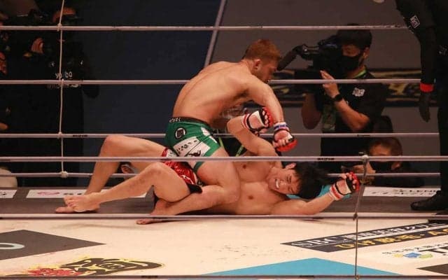 【格闘技／RIZIN.33】扇久保博正、朝倉海を“塩漬け”判定Vでバンタム級GP優勝　試合後にプロポーズ成功