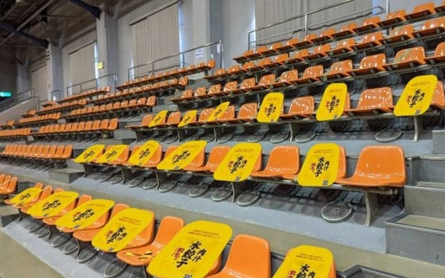 馬瓜エブリン発案、Wリーグ初のシート広告が元日からの公式戦にお目見え