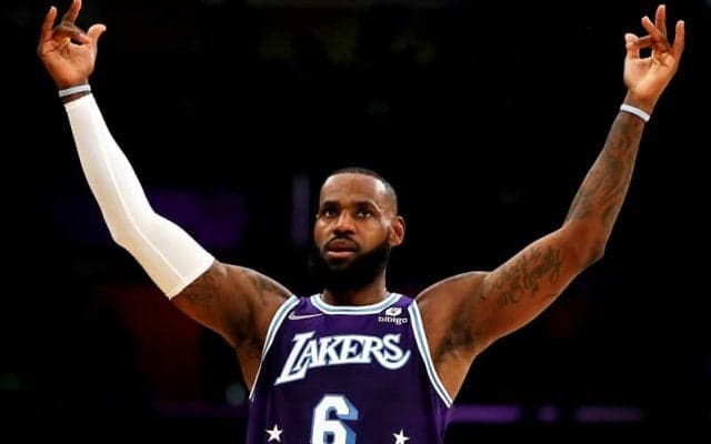 37歳を迎えたレブロン・ジェームズが圧巻のパフォーマンスでブレイザーズを一蹴