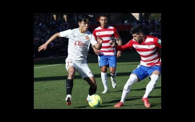 久保建英、今年初戦で古巣バルサと激突。マジョルカでも代表でも求められる「牽引する力」