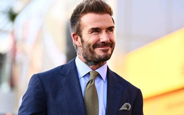 元イングランド代表ベッカムが花火を背景に新年のメッセージを投稿、溺愛の娘や妻とのキスショットも