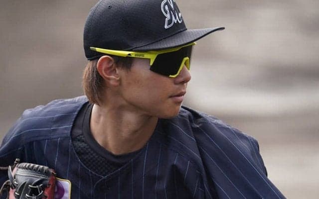 「俳優さんかと」　ロングコートのロッテ藤原、初詣での写真に「等身が…モデル並！」