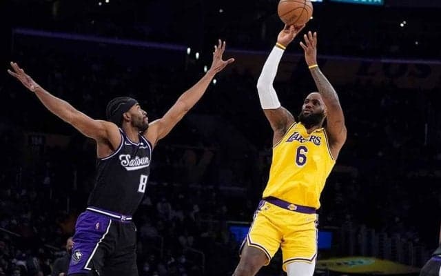 【NBA】これで37歳？　衰えぬレブロンの“追撃ブロック”に米称賛「25歳みたい」「キングだ」