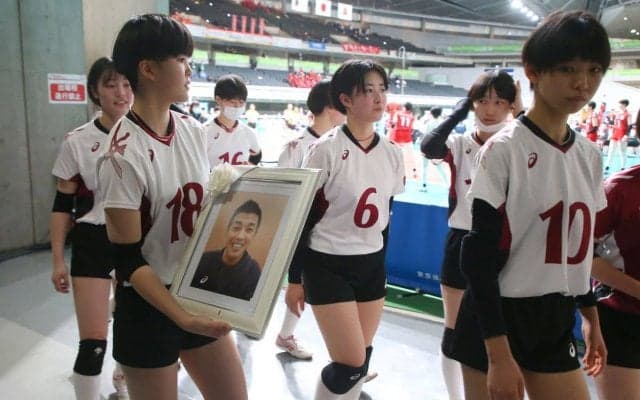 青森西、貫いた「笑顔でプレー」　１２月に急死…監督の教え守って戦った／春高バレー