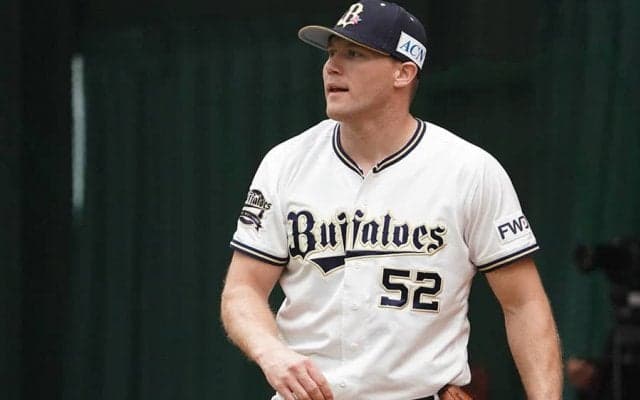 美人妻と誓いの口づけ　元オリックス右腕の“未公開”挙式写真、AJも反応「いいね」