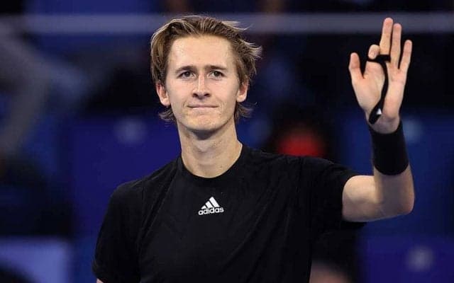 テニス米選手がホテルで悶絶　想定外の珍ハプニングに笑撃「アウチ！」「笑っちゃう」