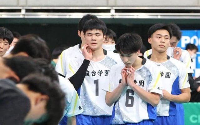 優勝候補の駿台学園、相手エースに完敗／春高バレー