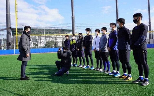 DeNA三浦監督、新人合同自主トレ視察でエール　「今の気持ちが力になってくれる」