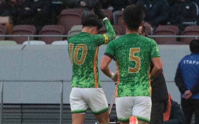 「高校サッカーを築いてきた方」空高く喪章を掲げるパフォーマンス、青森山田10番・松木玖生が急逝の小嶺忠敏氏へ捧げるゴール