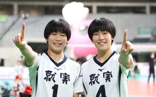 深沢ツインズの就実、連覇へあと「１」　姉のめぐみ１９得点　妹のつぐみ１７得点／春高バレー