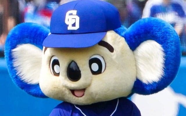 「凧揚げの名人」　駐車場を全力疾走…風読むドアラの技に「縁起のいい動画ありがとう」