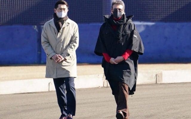 新庄剛志監督、新人合同自主トレで熱視線　盟友・山田コーチと意見交換する姿も