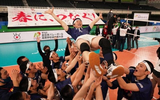 日本航空が初Ｖ！鎮西を０－２から大逆転、粘りのバレー結実　エース前嶋ＭＶＰ／春高バレー