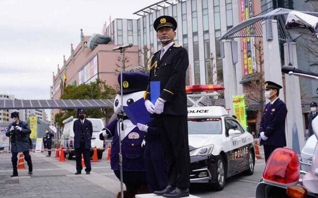 DeNA斎藤隆コーチが1日署長　長身に映える制服姿で訴え「110番は緊急電話です」