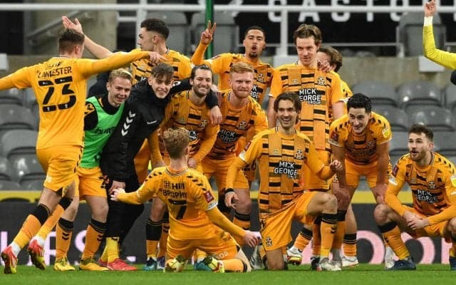 「これはひどい」試合後に全員でのCロナのパフォーマンス披露！ FAカップでニューカッスルにジャイアントキリングの英3部チームに非難殺到「恥ずかしい」