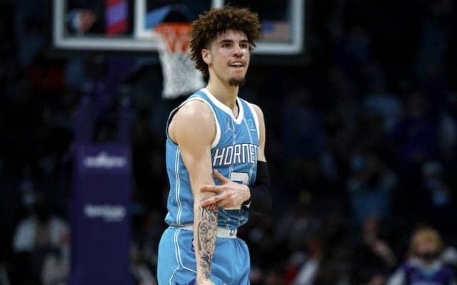 ボールの劇的フローターでホーネッツがバックスを下す…シクサーズは破竹の7連勝／NBA