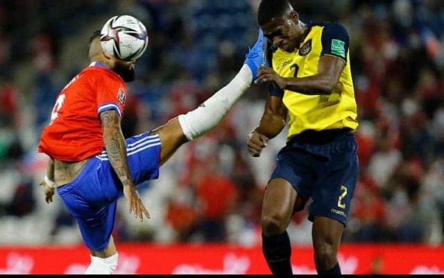 南米予選エクアドル戦でカンフーキックを見舞ったビダル、3試合の出場停止処分に