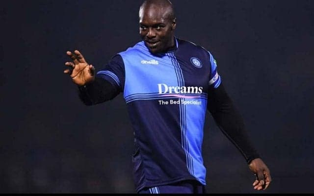 「骨折するって」体重100kgの“巨漢FW”が歓喜の舞から味方にダイブ！その衝撃にファンも「これはやばい」