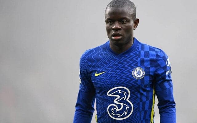 「笑っていない顔を初めて見た」サポーターとの自撮りに応じたカンテから笑みが消えたとファン困惑