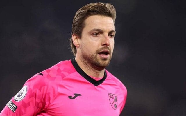 「100％ペナルティ」ノリッジGKクルル、ゴール前でヘッドロックした相手選手とそのままゴールイン「VAR?ぼくは警察を呼ぶよ」