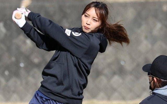 野球美女YouTuberのパワフル打撃に秋山翔吾も感嘆「振る力ありますね」