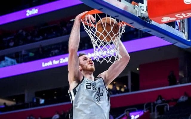 プレーオフ返り咲きを狙うラプターズがトレードで狙うのはスパーズのパートルか？