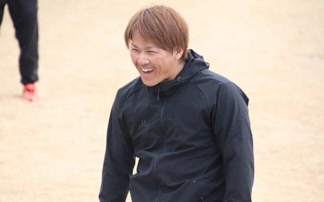 鷹・甲斐拓也が報道陣約50人に唐揚げ＆鶏めし振る舞う　地元・大分での自主トレ公開