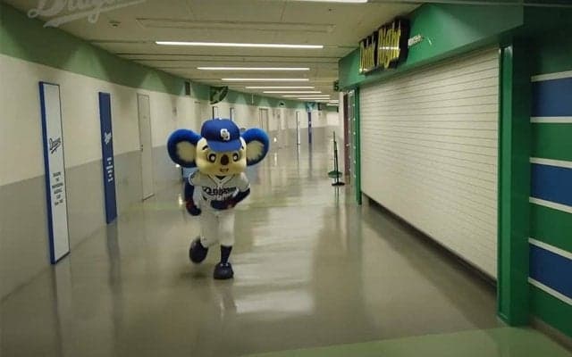 暗闇のトイレに突入するドアラ…　激走する「福マスコット選び」で起きた“悲劇”