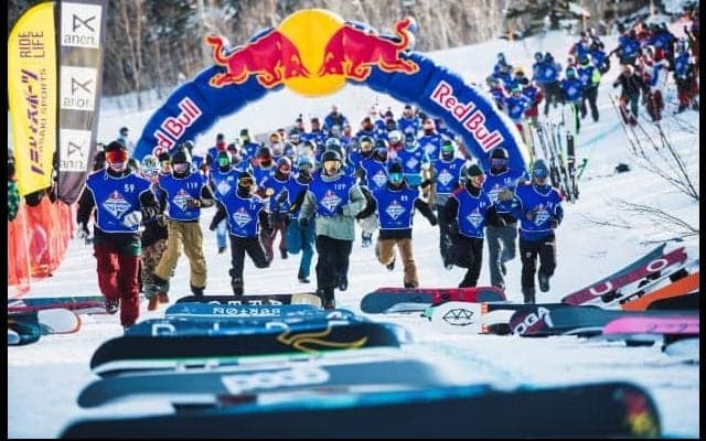 度胸と運試しのダウンヒルレース「RED BULL SNOW CHARGE 2022」が今年は3会場で開催！