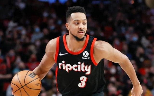 右肺気胸で離脱中のCJ・マッカラムが明日のマジック戦で復帰か