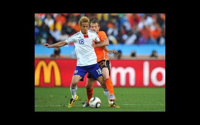 岡田ジャパン、支持率16％からの大逆転劇。カギは「自己否定」と本田圭佑の登場