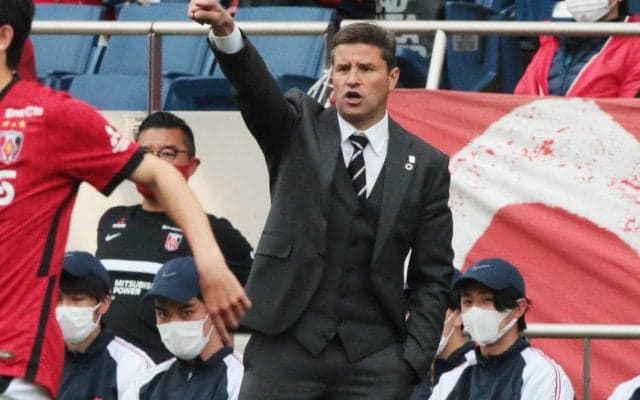 浦和のパワースポットで必勝祈願のロドリゲス監督、スーツ姿で「素晴らしい伝統に祝福を」