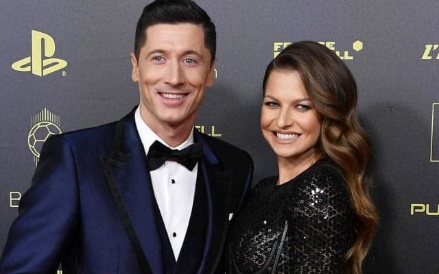 年間最優秀選手受賞のレヴァンドフスキを妻が祝福、支えたアンナさんにもメッセージ「強い男の後ろには強い女がいる」