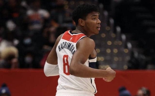 復帰後5試合を終えた八村をビールが労う「システムを吸収するのは簡単ではない」