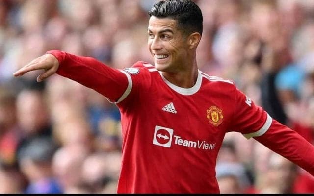 C・ロナウド、プライベートジェットをバックにしたフォーマルな1枚に反響「ボーイングCR777だ」