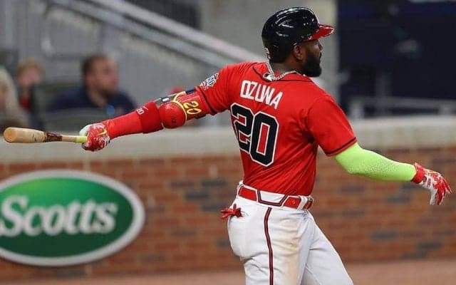 「MLBなら次の打席で病院行き」3回なのにサヨナラ弾？　狂喜乱舞のHRパフォに賛否