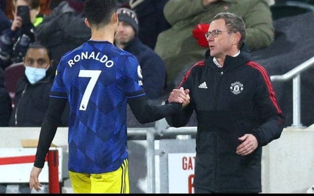 C・ロナウドは途中交代に不満隠さずも…ファンは「平常運転」「交代させられて満足する方がおかしい」