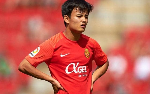 久保建英がドリブル中にバランスボールを投げられまくる！イ・ガンインは爆笑で「いじめられてるみたい(笑)」