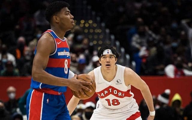 日本人対決が2季ぶりに実現！ 渡邊雄太のラプターズに軍配、八村塁は3戦連続2ケタ得点