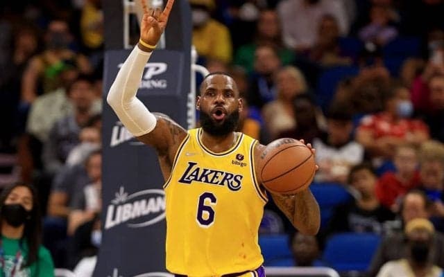 レブロンのセンター起用が奏功して勝利したレイカーズ、指揮官は「最もユニークな選手だ」