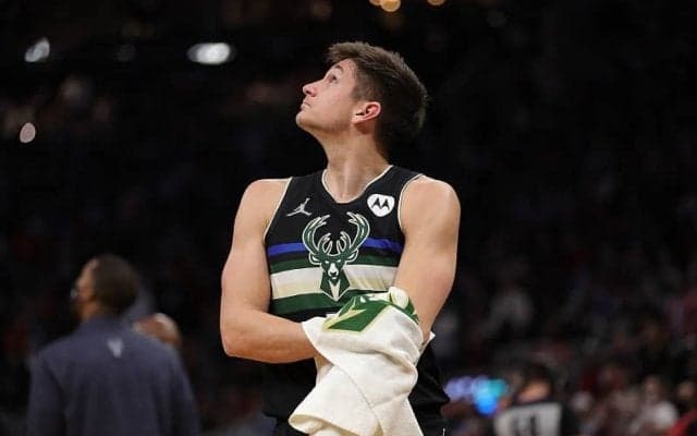 カルーソへハードファウルを犯したバックスのグレイソン・アレンに1試合の出場停止処分