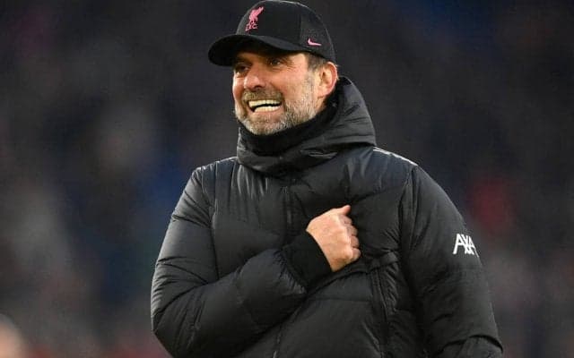 「愛してる」勝利にご満悦のクロップ監督、自らバスを降り笑顔でファンにビールを振る舞う「銅像を立てよう」